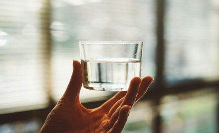Na rynku przybywa producentów „lepszej wody”: są wśród nich np. tacy, którzy oferują wodę pitną nasy