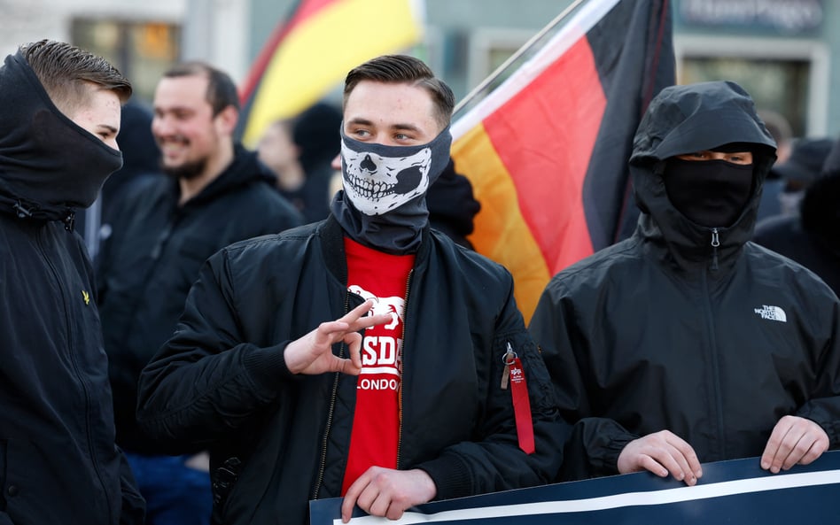 Marsz popleczników skrajnej prawicy w Niemczech dzień przed wyborami