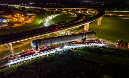 konwój z ważącym 2500 ton reaktorem do rafinerii Orlen Lietuva w Możejkach utknął w jednej z wiosek
