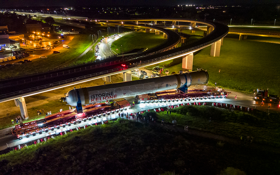 konwój z ważącym 2500 ton reaktorem do rafinerii Orlen Lietuva w Możejkach utknął w jednej z wiosek