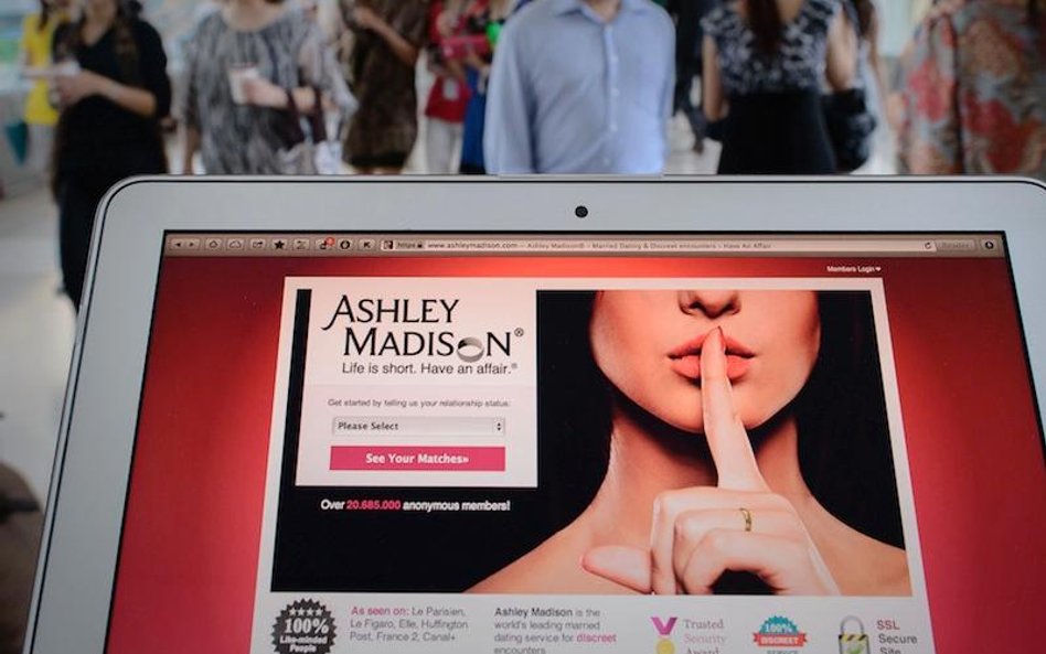 Ashley Madison przekonuje, że kobiety w serwisie to nie maszyny, lecz panie z krwi i kości.