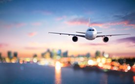 Zmiana lotniska, z którego wylatują pasażerowie, zdarza się np. podczas wycieczek organizowanych prz