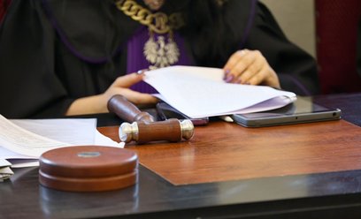 Sąd rejonowy zwrócił się pytaniem prawnym do Sądy Najwyższego: Czy na postanowienie w przedmiocie um