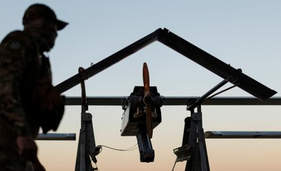 Ukraiński żołnierz stoi obok drona dalekiego zasięgu FP-1 przed jego startem.