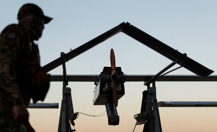 Ukraiński żołnierz stoi obok drona dalekiego zasięgu FP-1 przed jego startem.
