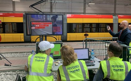 Załoga sędziowska skrupulatnie monitoruje postępy konkurencji