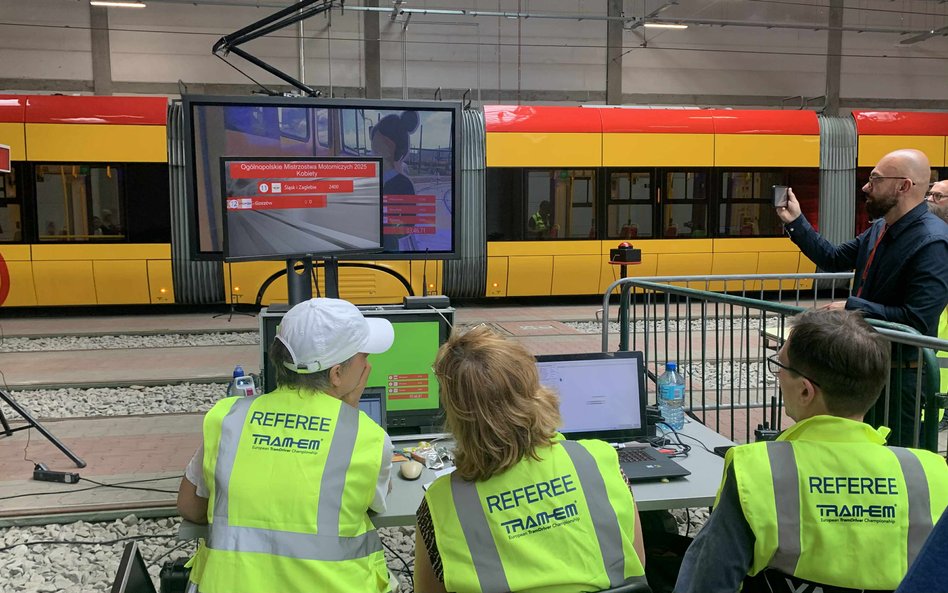 Załoga sędziowska skrupulatnie monitoruje postępy konkurencji