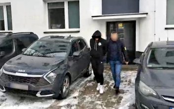 Zamiast gotówki na koncie, doczekał się wizyty funkcjonariuszy, którzy zatrzymali go na gorącym uczy