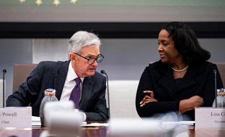 Jerome Powell, prezes Rezerwy Federalnej i Lisa Cook, prezes Rezerwy Federalnej USA, podczas otwarte