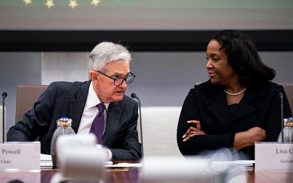 Jerome Powell, prezes Rezerwy Federalnej i Lisa Cook, prezes Rezerwy Federalnej USA, podczas otwarte