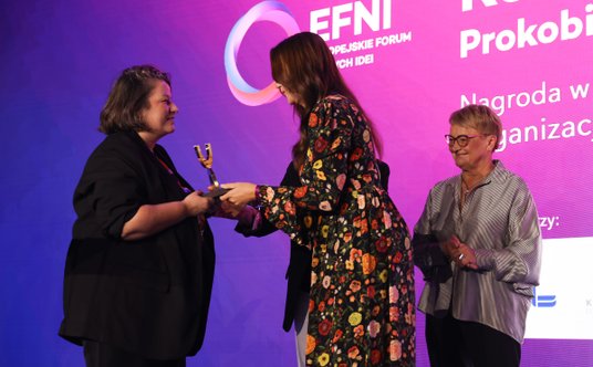 Martyna Markiewicz z Fundacji Ashoka w Polsce odbiera nagrodę z rąk Dominiki Kulczyk. Z prawej Henry