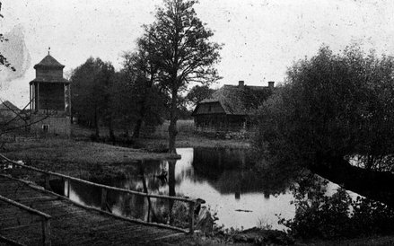 Przyszły Marszałek urodził się w sarmackim dworze w Zułowie. Miejsce to mogło przypominać sielską at