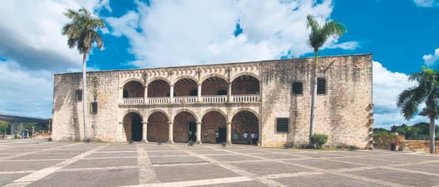 W centrum stolicy znajduje się dom syna Krzysztofa Kolumba – Diega, który był namiestnikiem króla Hi