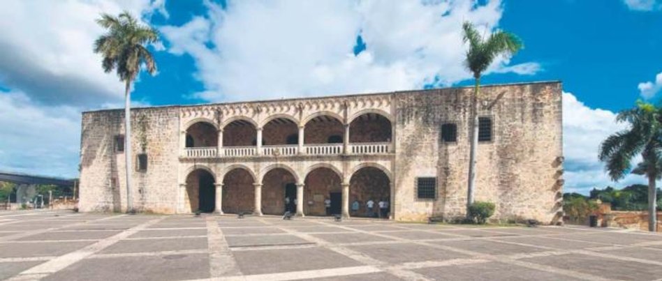 W centrum stolicy znajduje się dom syna Krzysztofa Kolumba – Diega, który był namiestnikiem króla Hi