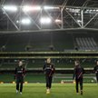Polscy piłkarze podczas rozgrzewki na stadionie w Dublinie
