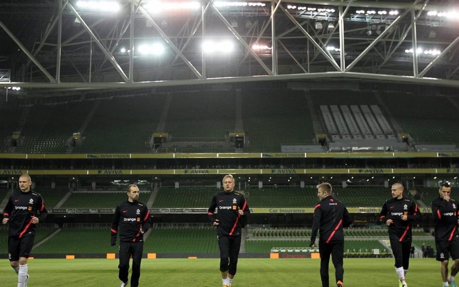 Polscy piłkarze podczas rozgrzewki na stadionie w Dublinie