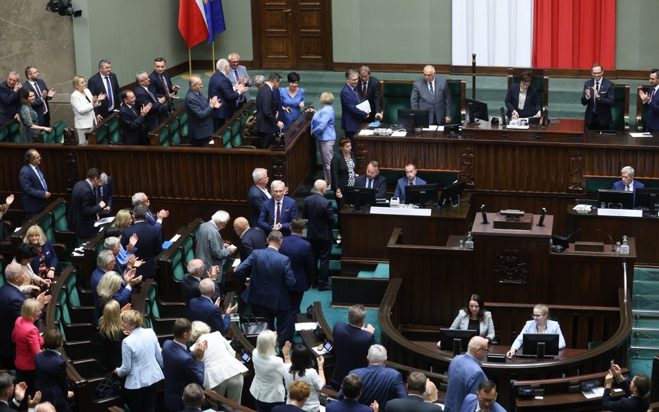 Sejm zdecydował w sprawie członków komisji ds. rosyjskich wpływów. Opozycja wyjęła karty do głosowan