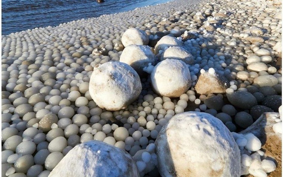 Niezwykłe kulki lodu pokryły plażę w Finlandii