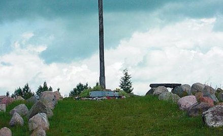 Krzyż w Gibach poświęcony pamięci pomordowanych / fot: obep ipn w białymstoku