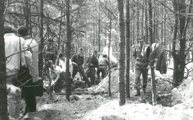 Na kilka tygodni przed wyborami 4 czerwca, na styku starej i nowej części otwockiego cmentarza, odkr