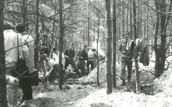 Na kilka tygodni przed wyborami 4 czerwca, na styku starej i nowej części otwockiego cmentarza, odkr