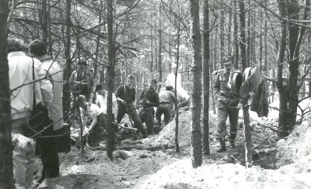 Na kilka tygodni przed wyborami 4 czerwca, na styku starej i nowej części otwockiego cmentarza, odkr