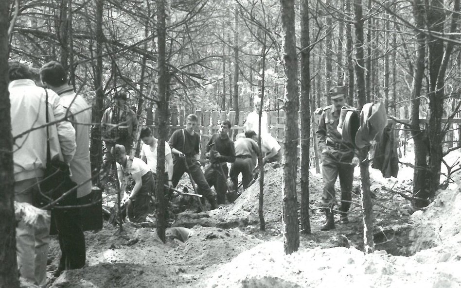 Na kilka tygodni przed wyborami 4 czerwca, na styku starej i nowej części otwockiego cmentarza, odkr