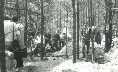 Na kilka tygodni przed wyborami 4 czerwca, na styku starej i nowej części otwockiego cmentarza, odkr