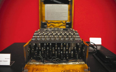 Maszyna szyfrująca Enigma. Niemcy stosowali rożne typy Enigmy i stale ją udoskonalali, dlatego jej s
