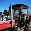 60-letni rolnik celowo wjechał na świeżo położony asfalt i pługiem uszkodził ok. 200 m jezdni. Twier