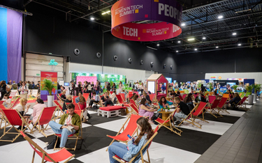 Przez wszystkie hale wystawowe EXPO XXI w Warszawie przez dwa dni trwania Women in Tech Summit przew