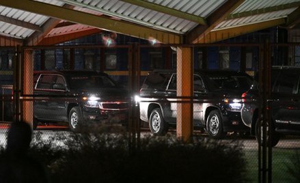 Amerykańskie samochody rządowe na dworcu kolejowym w Przemyślu, 20 bm.