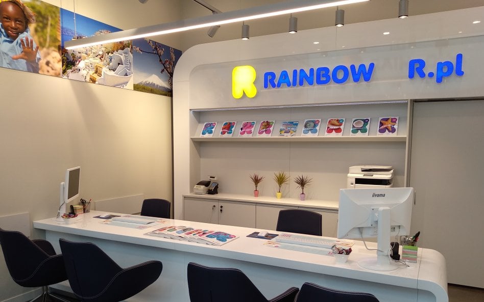 Rainbow Tour wybija się górą z kanału
