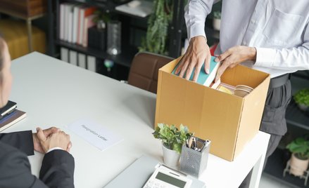 Czy pracownik otrzyma odprawę, jeśli nie zgodził się na degradację?