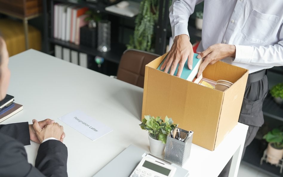 Czy pracownik otrzyma odprawę, jeśli nie zgodził się na degradację?