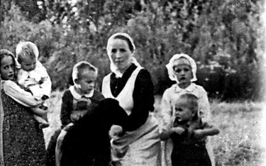 Wiktoria Ulma z dziećmi: od lewej Stasia z marysią na rękach, Franuś na baranku, Basia i Antoś