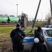 Ukraińskie zboże transportowane jest koleją do portów. Na bocznicach pilnowane jest przez policję