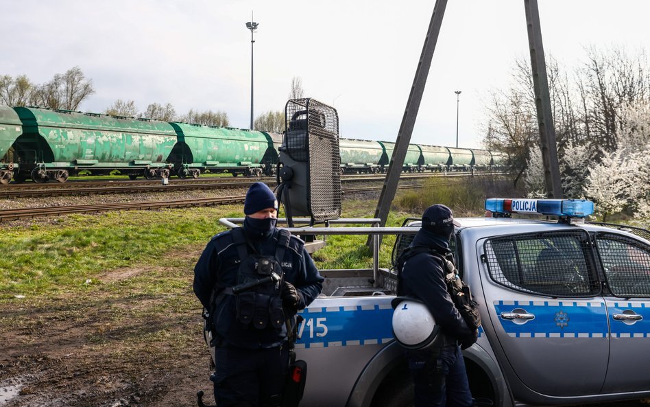 Ukraińskie zboże transportowane jest koleją do portów. Na bocznicach pilnowane jest przez policję