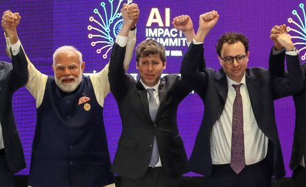 Dario Amodei (pierwszy z prawej) i Sam Altman, szefowie Anthropic i OpenAI nie chcieli wziąć się za 