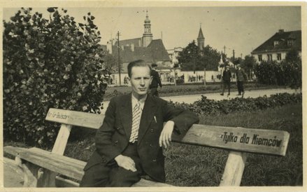 Kolega Janusza Paszyńskiego, uczeń liceum, świadomie łamie zakaz siadania na ławce. Włocławek, 1942.