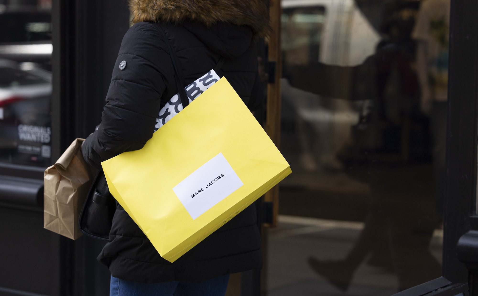 Transakcja dekady nadchodzi w branży mody. Słynna marka idzie pod młotek?