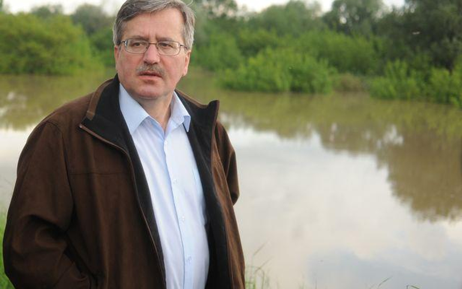 Bronisław Komorowski na terenach dotkniętych powodzią