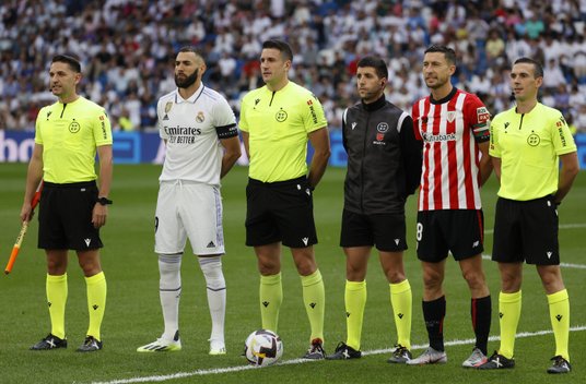 Karim Benzema przed meczem z Athletic Bilbao z sędziami i kapitanem gości Oscarem de Marcosem