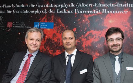Profesor Karsten Danzmann oraz naukowcy Badri Krishnan i Vivien Raymond