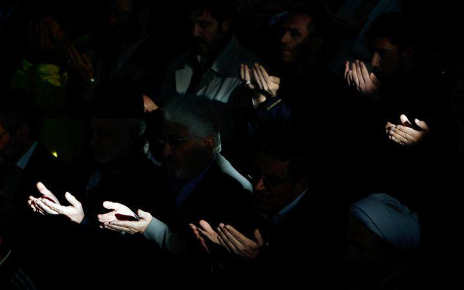 Iran, Teheran. Mężczyźni modlący się podczas muzułmańskiego Święta Ofiar