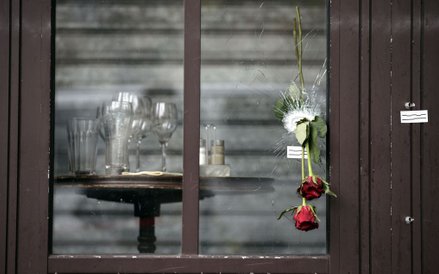 17 listopada, Paryż. Hołd dla ofiar piątkowego zamachu. Pięć osób zginęło w ogródku kawiarni Bonne B