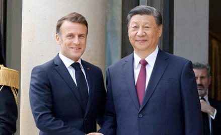 Emmanuel Macron powitał Xi Jinpiga w poniedziałek w Pałacu Elizejskim