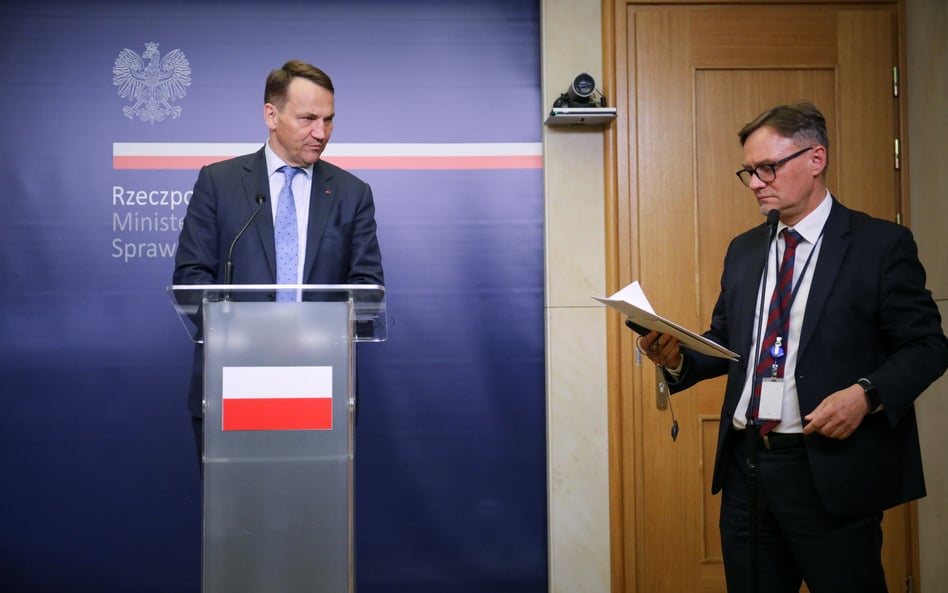 Minister spraw zagranicznych RP Radosław Sikorski i rzecznik prasowy MSZ Paweł Wroński