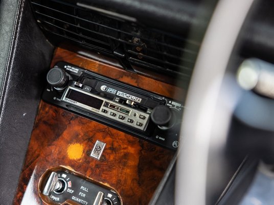 To oczywiście „anglik” przystosowany do ruchu lewostronnego.