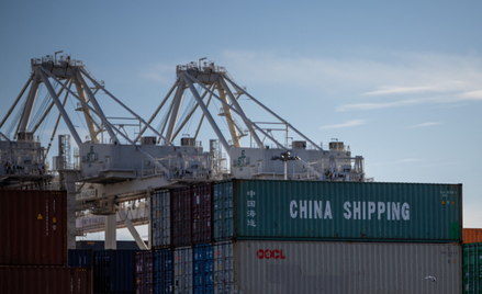 Kontener China Shipping widoczny w porcie Oakland w Kalifornii